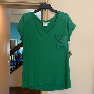 Jaretchung - NWT M green v-neck shirt sleeve top